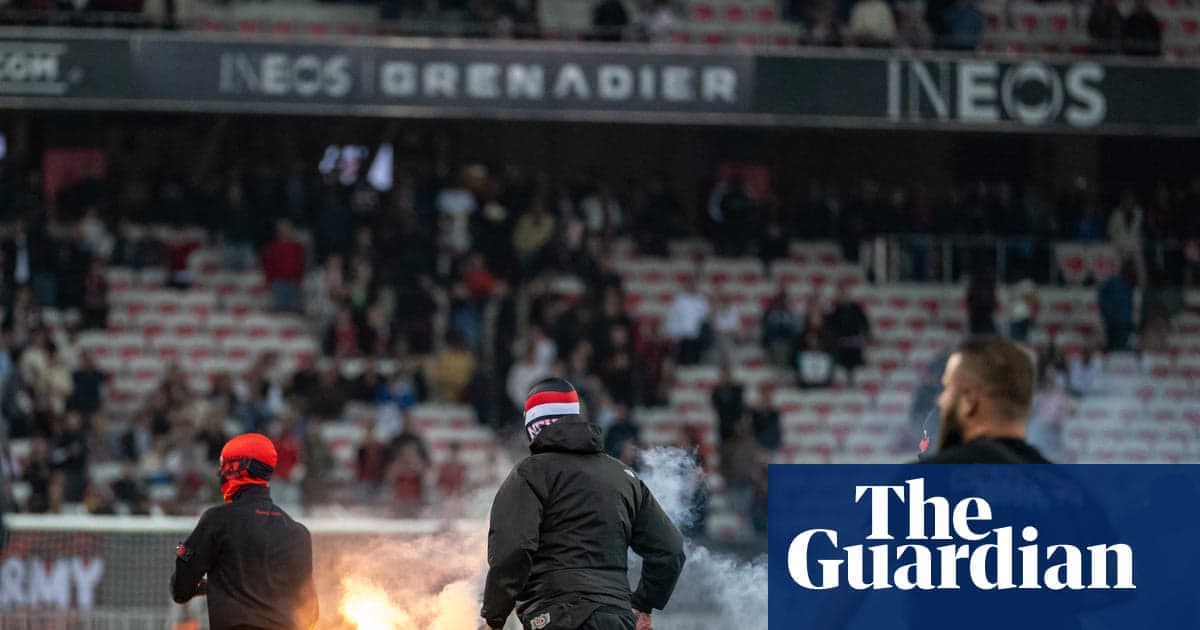 Aficionados encendiendo bengalas en el estadio