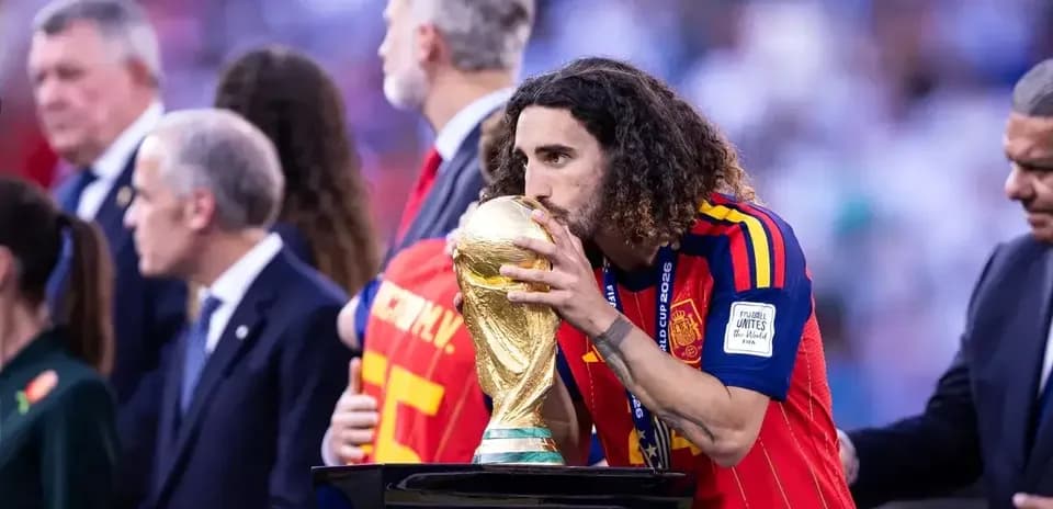 Jugador español besando el trofeo de la Copa Mundial