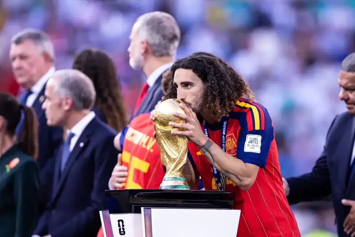 Jugador español besando el trofeo de la Copa Mundial