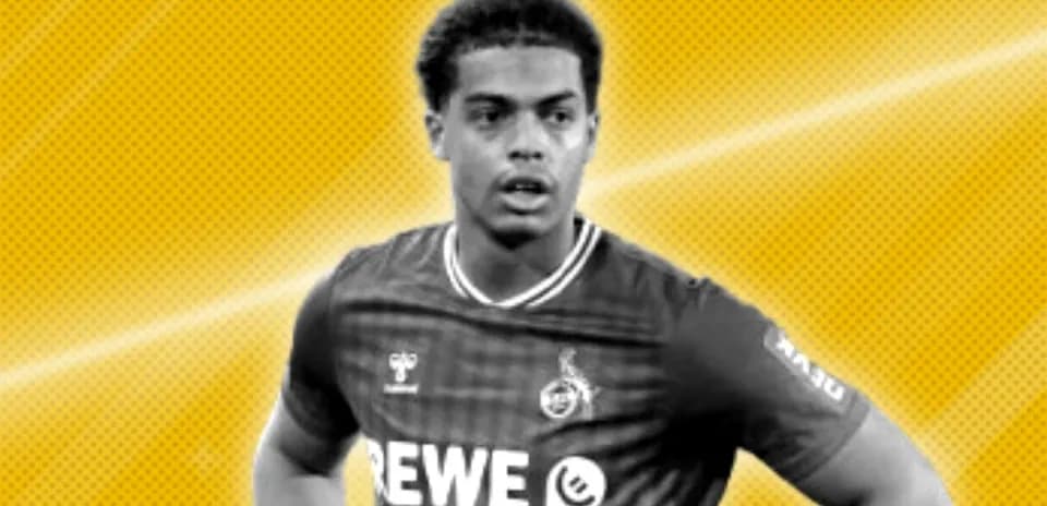 Jugador de fútbol con camiseta de REWE en fondo amarillo
