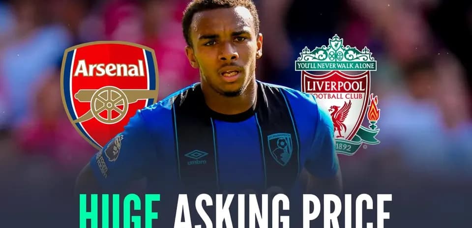 Jugador con escudos de Arsenal y Liverpool de fondo