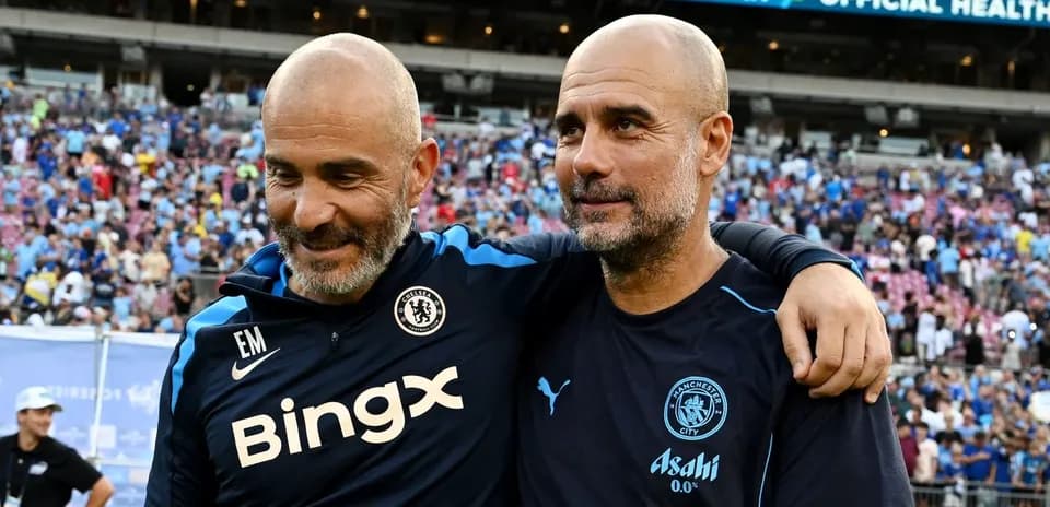 Entrenadores posando juntos tras el partido