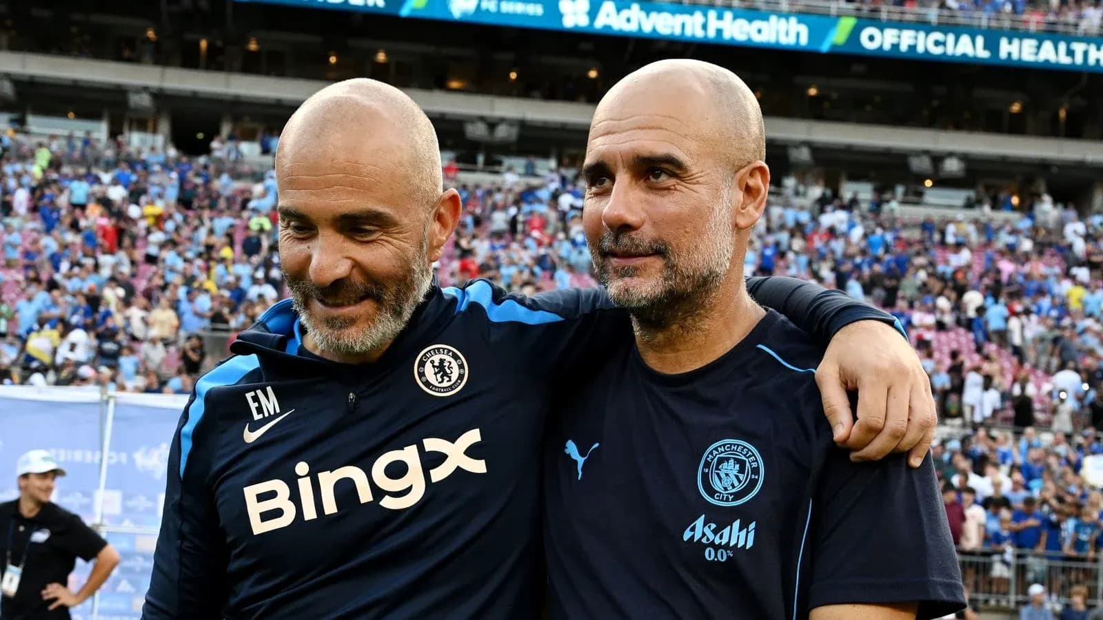 Entrenadores posando juntos tras el partido