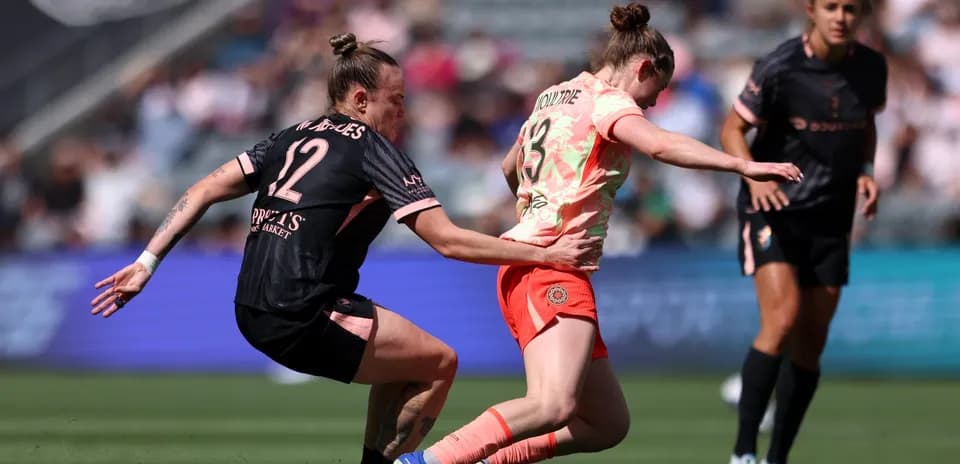 Jugadora de Portland Thorns W tratando de avanzar