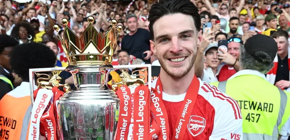 Jugador de Arsenal sosteniendo el trofeo de la Premier League