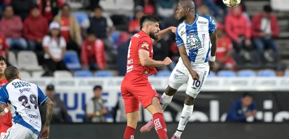 Jugador de Pachuca saltando para cabecear el balón