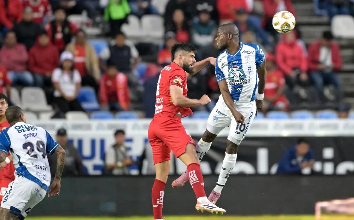 Jugador de Pachuca saltando para cabecear el balón