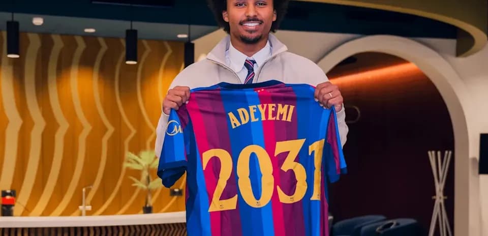 Jugador sosteniendo camiseta de Barcelona con nombre Adeyemi
