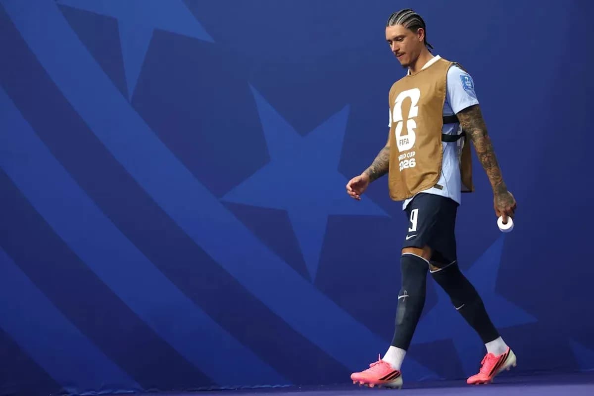 Jugador caminando con chaleco de calentamiento antes del partido