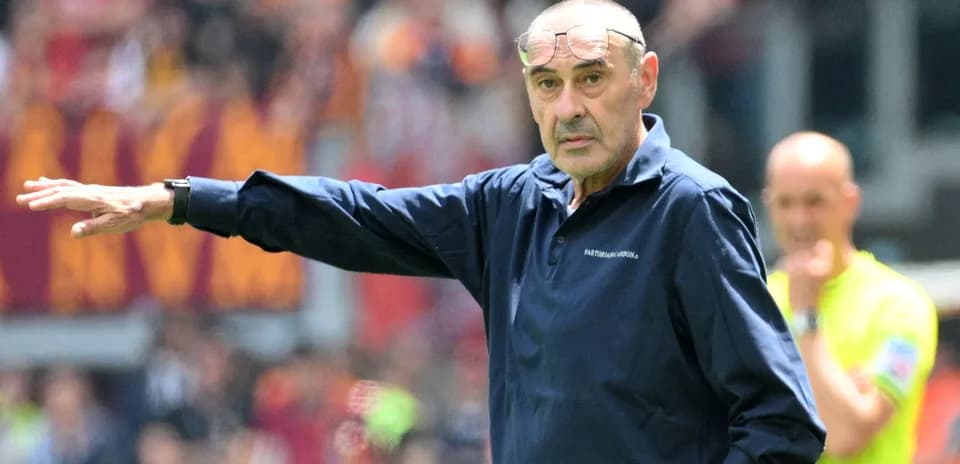 Entrenador dirigiendo desde la línea de banda