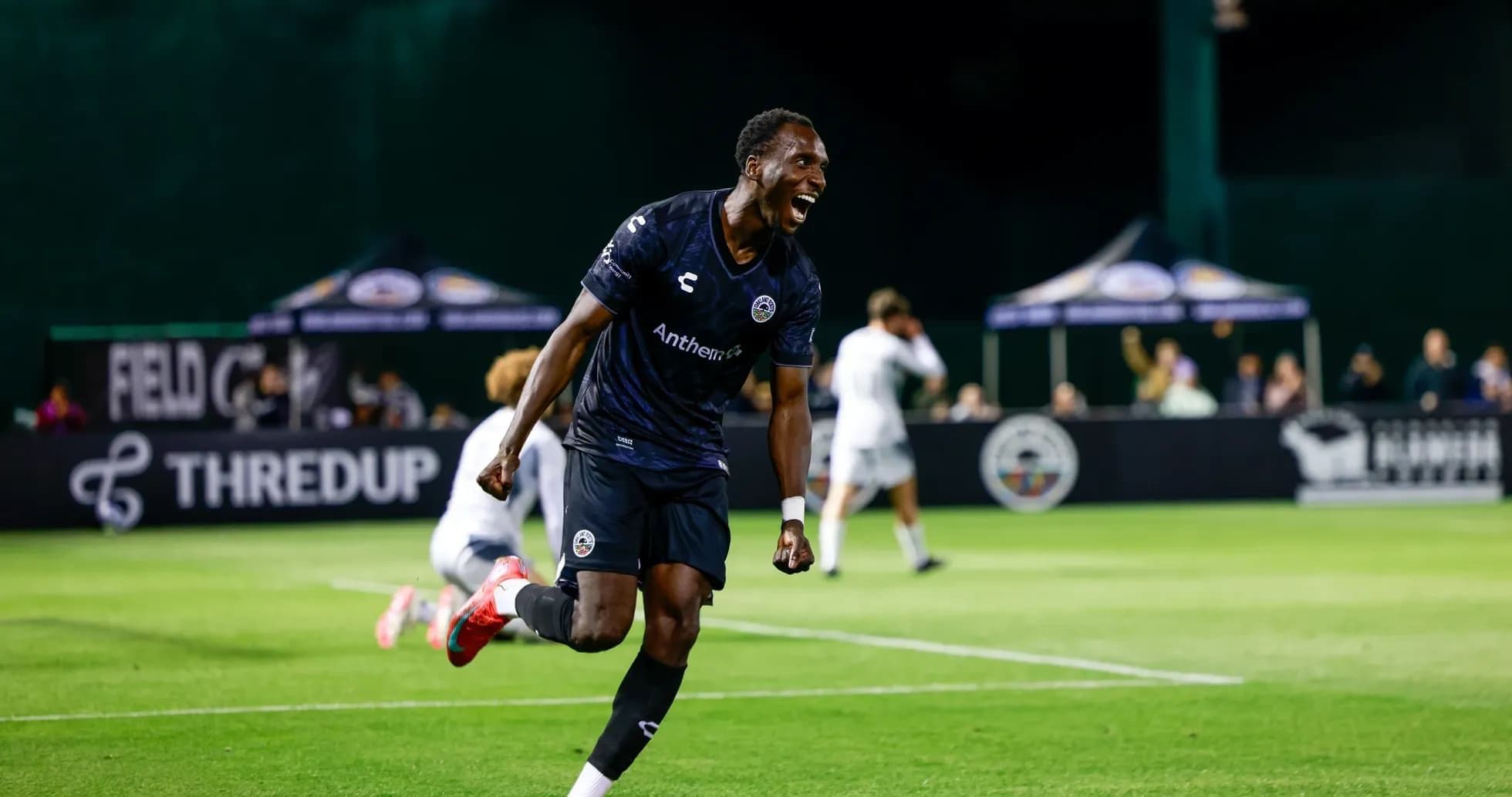 Jugador celebrando un gol durante el partido