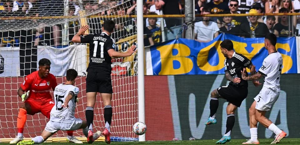Gol de Como contra Parma en el partido