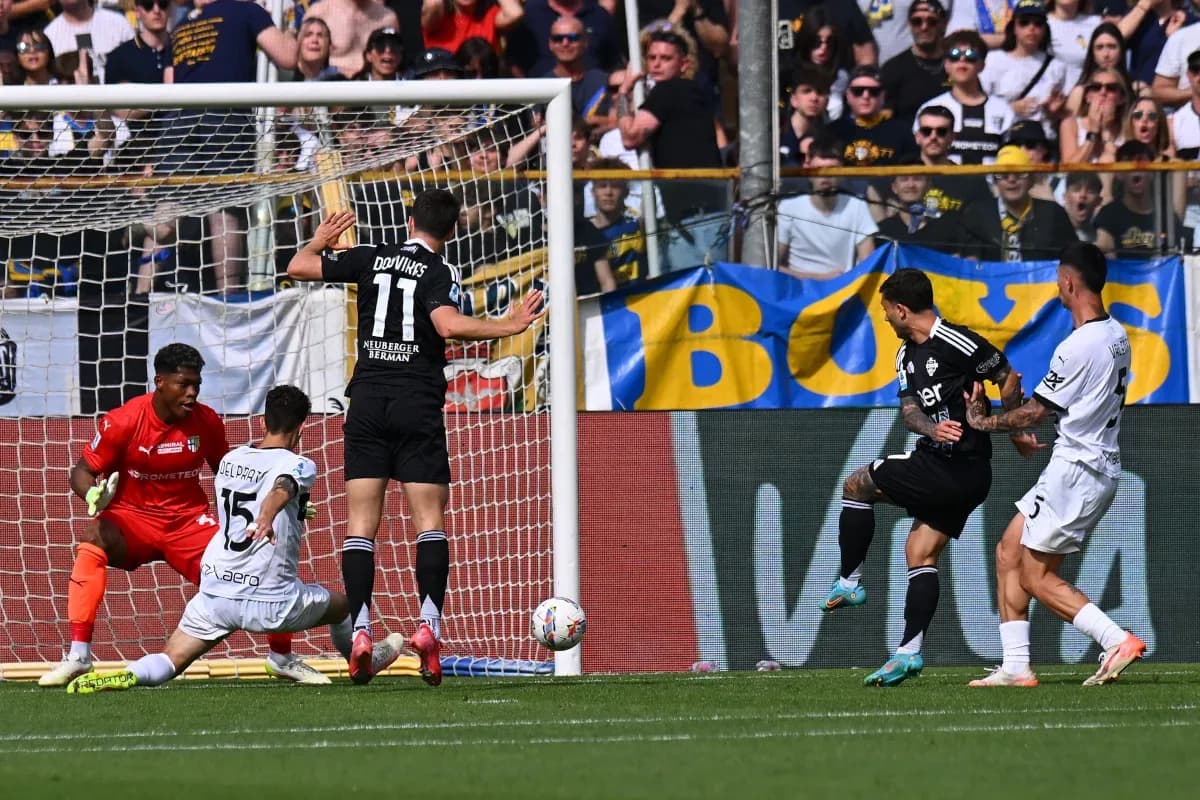 Gol de Como contra Parma en el partido