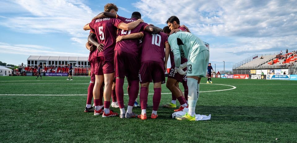 Jugadores de Loudoun United en reunión antes del partido