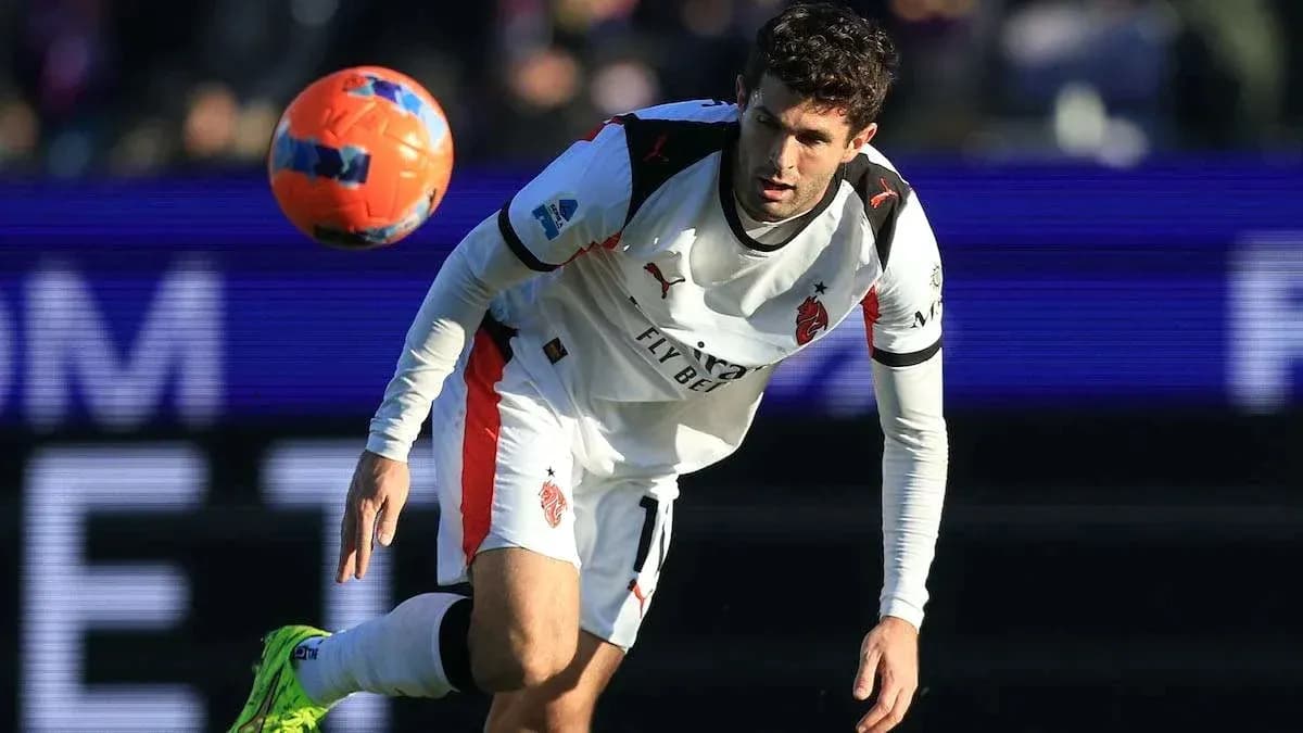 Jugador de fútbol atrapando un balón en el aire