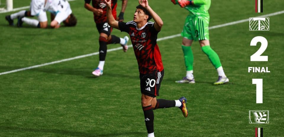 Jugador celebra gol durante el partido