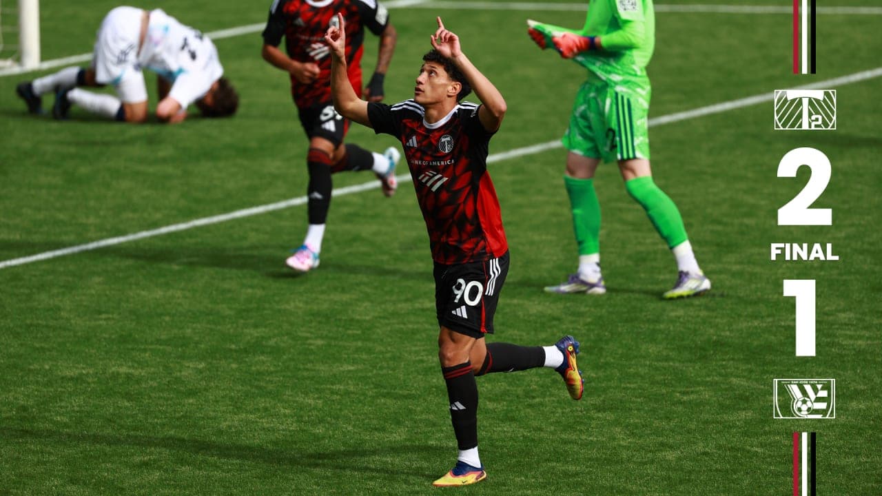 Jugador celebra gol durante el partido
