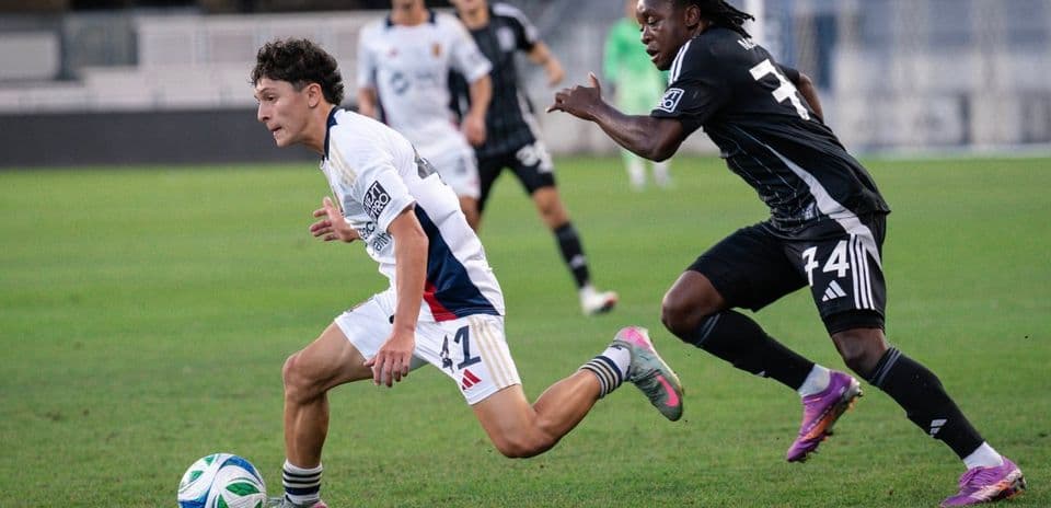 Jugador de Real Monarchs driblando a oponente