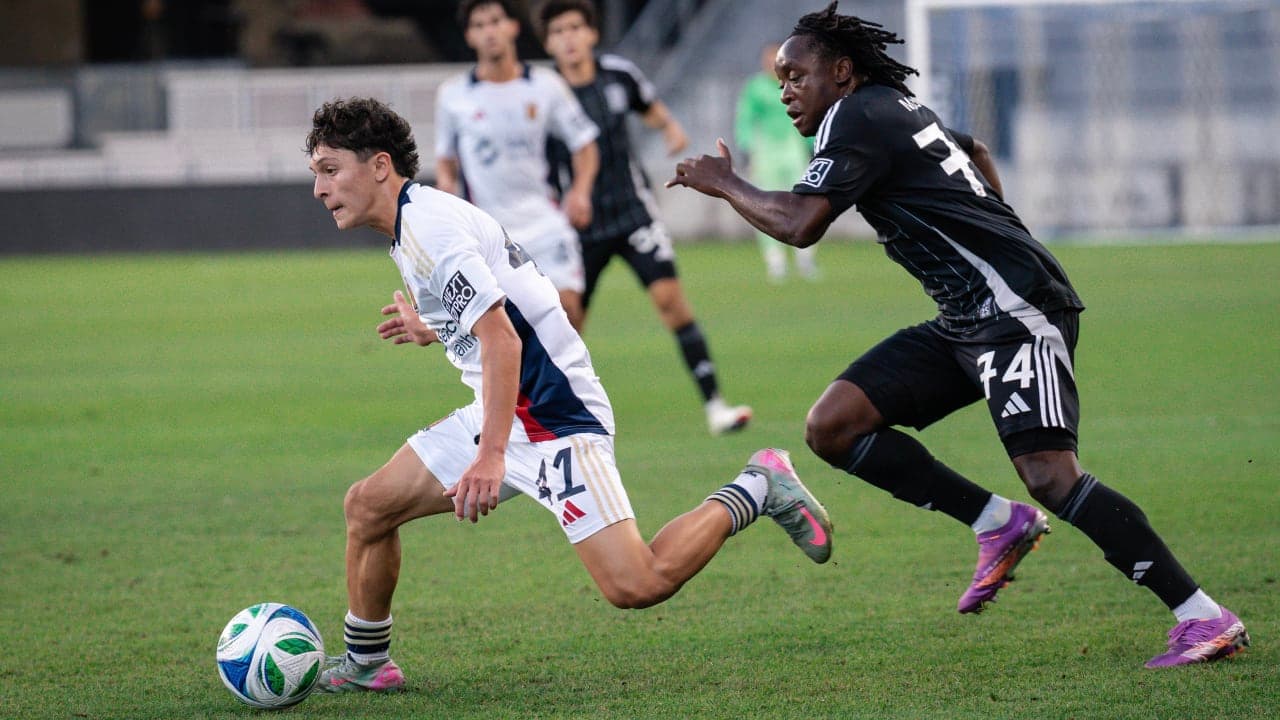 Jugador de Real Monarchs driblando a oponente
