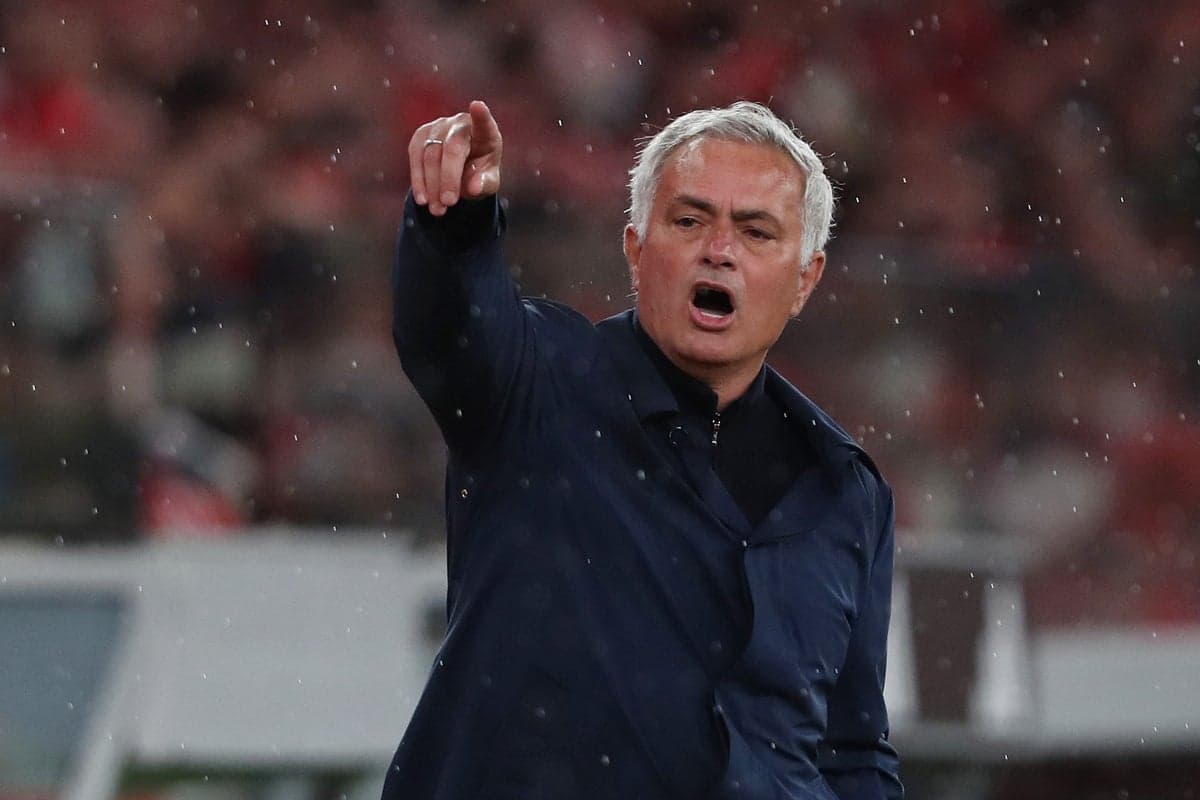 Entrenador dirigiendo a su equipo en partido
