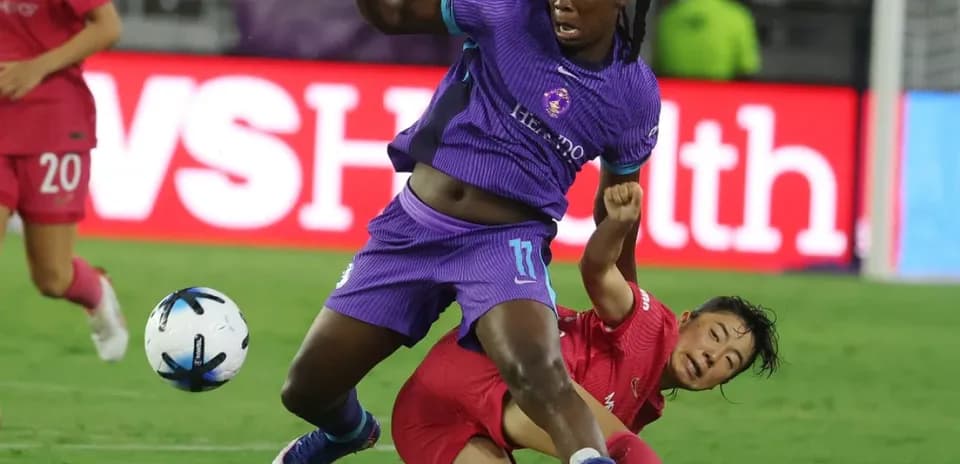 Jugadora de Orlando Pride cae tras falta