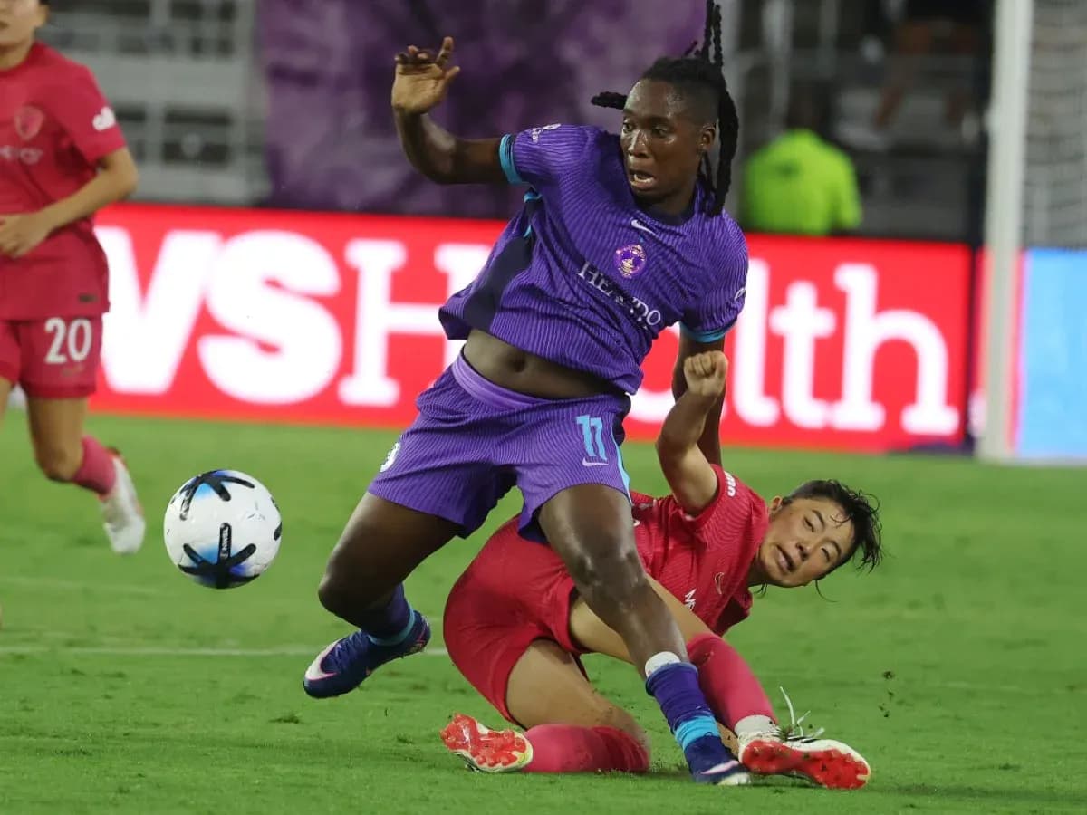 Jugadora de Orlando Pride cae tras falta