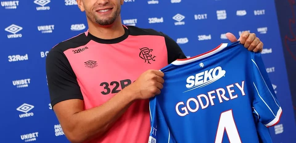 Jugador sosteniendo camiseta de Rangers con nombre Godfrey
