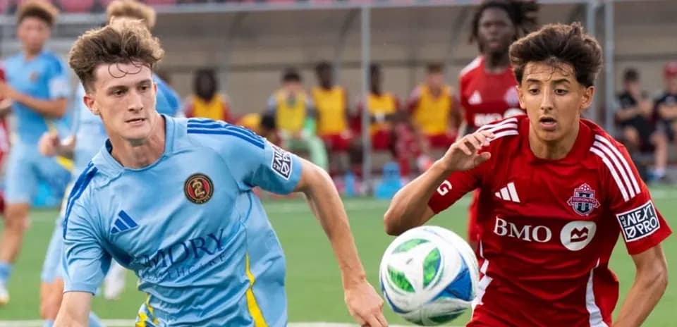 Jugadores de Atlanta United II y Toronto II compitiendo