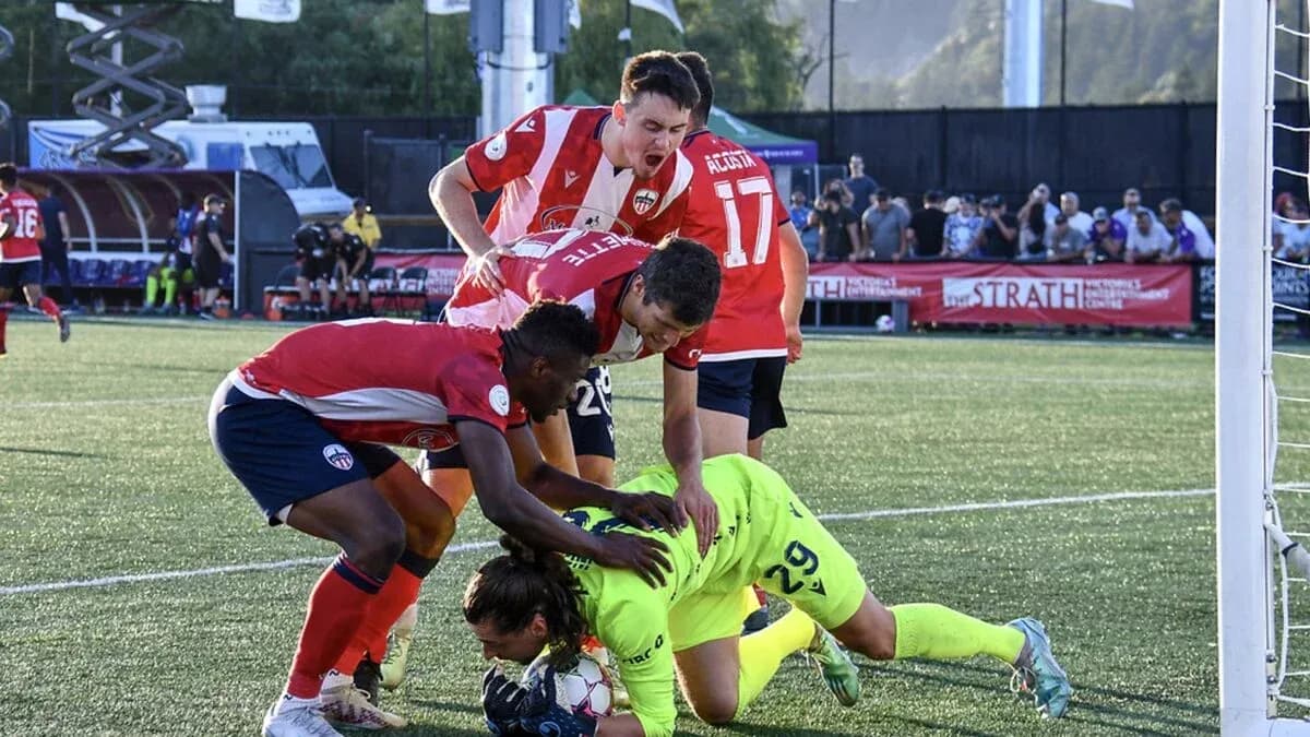 Jugadores luchando por el balón en el área