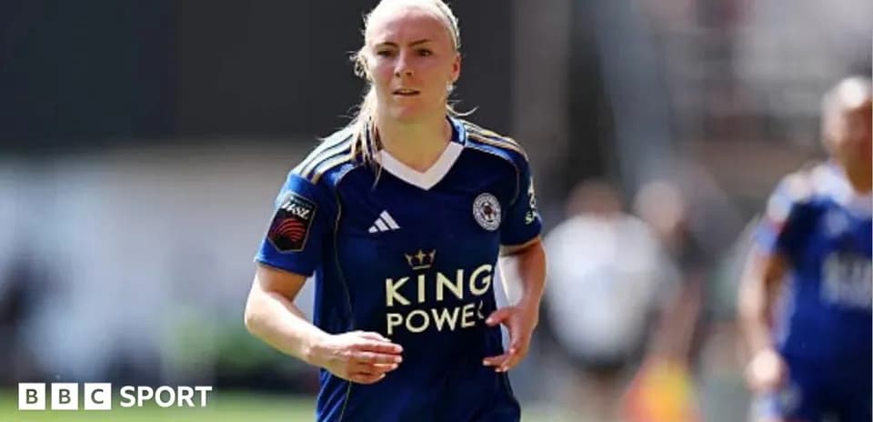 Jugadora de fútbol corriendo con camiseta de Leicester