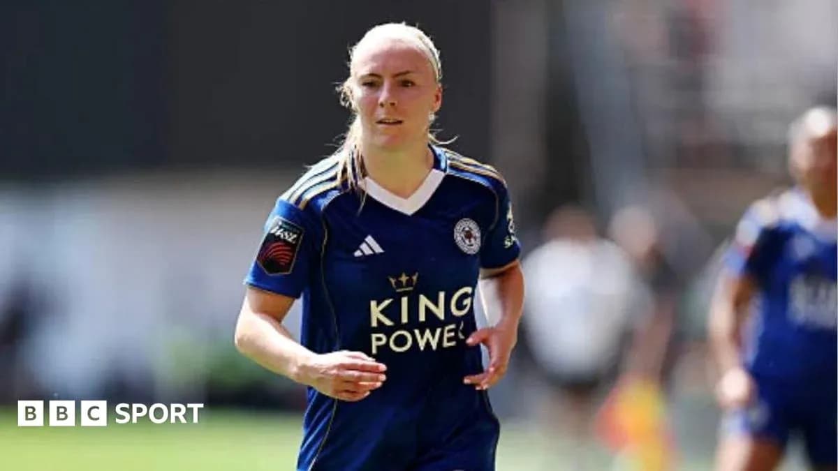 Jugadora de fútbol corriendo con camiseta de Leicester