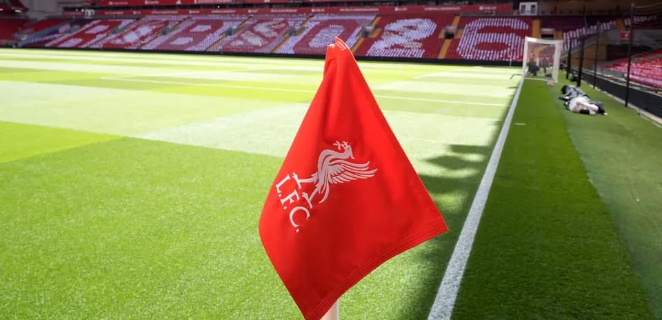 Bandera de córner del Liverpool en el campo