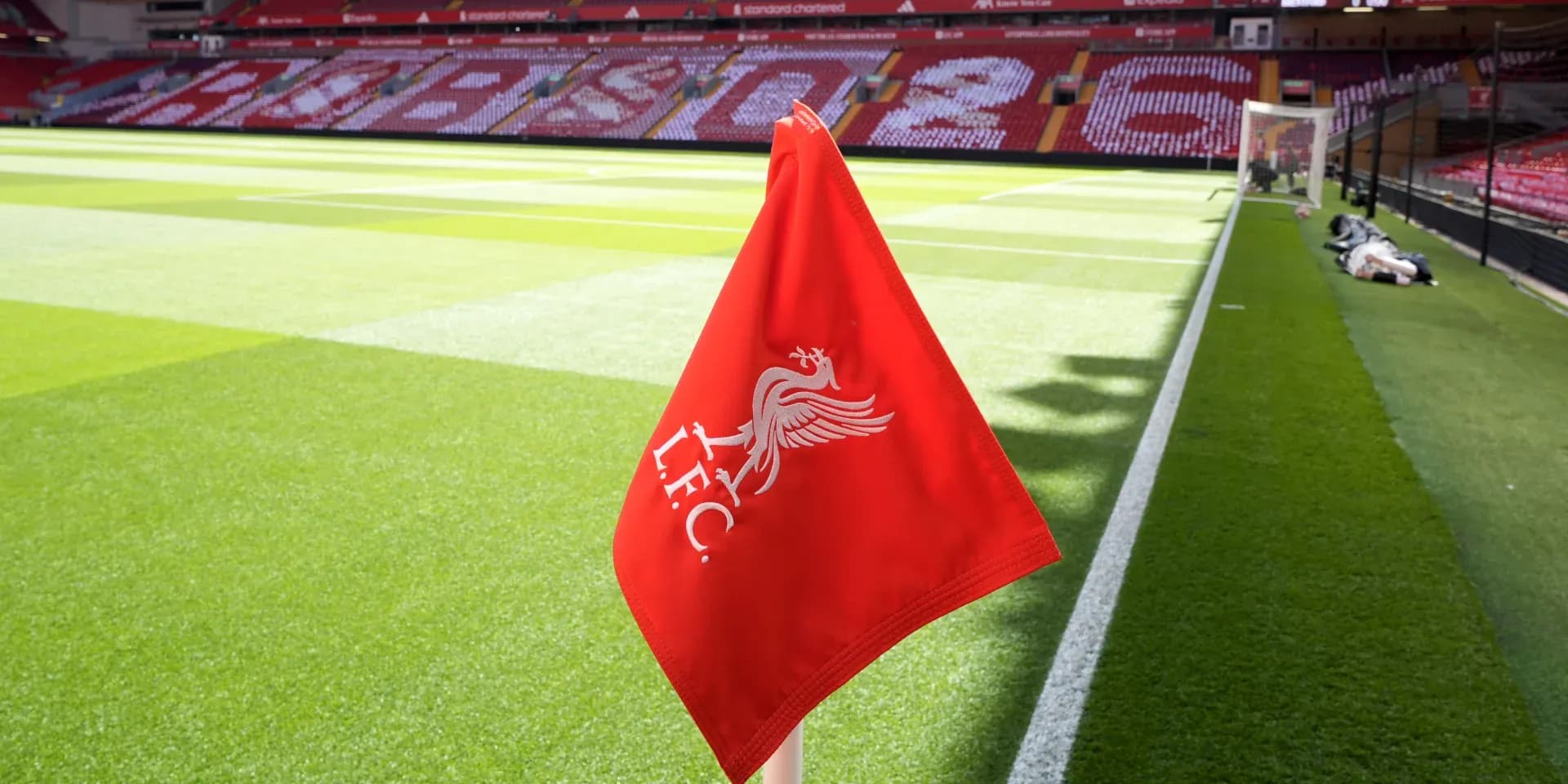 Bandera de córner del Liverpool en el campo