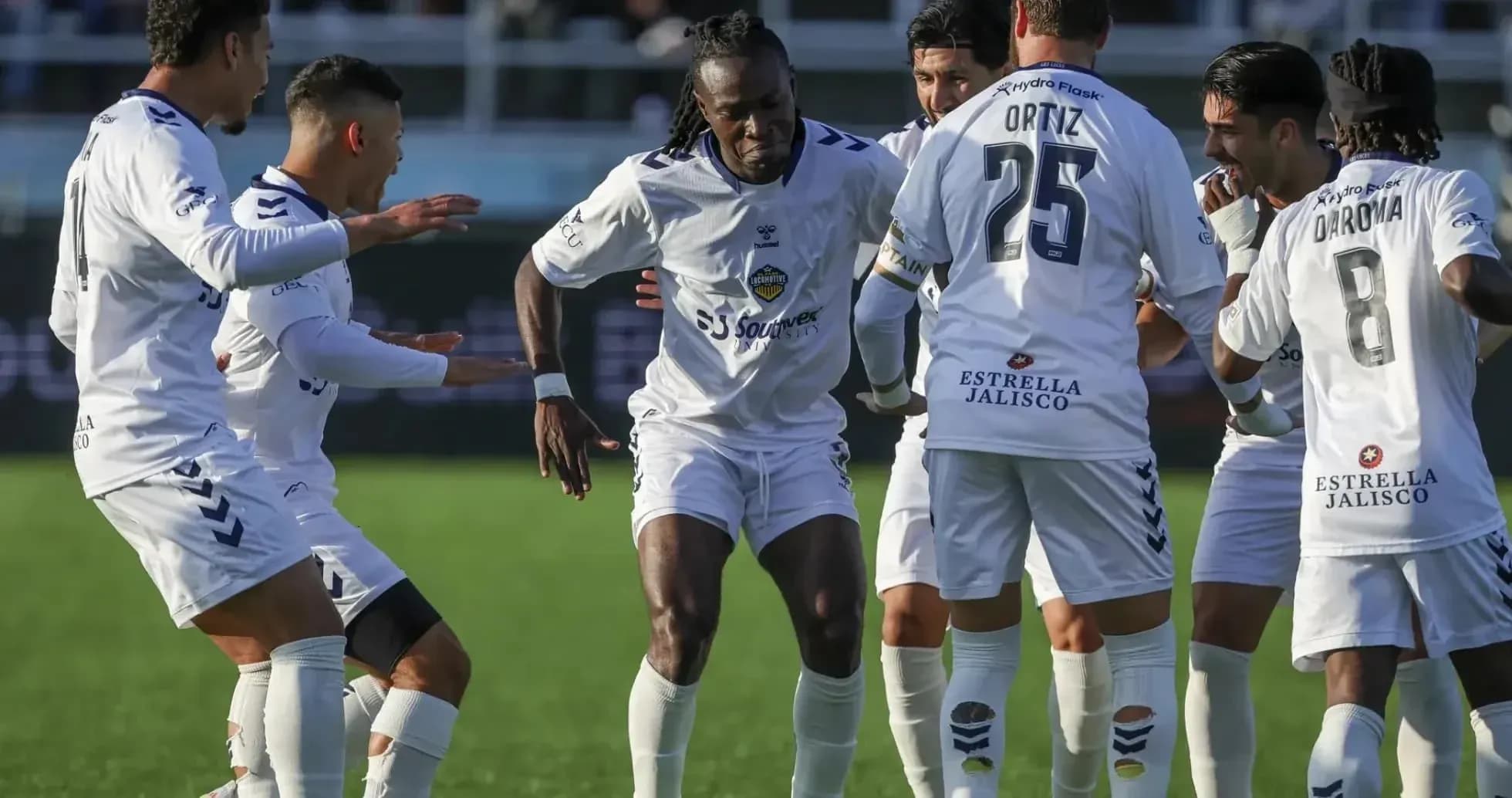 Jugadores celebrando un gol durante el partido