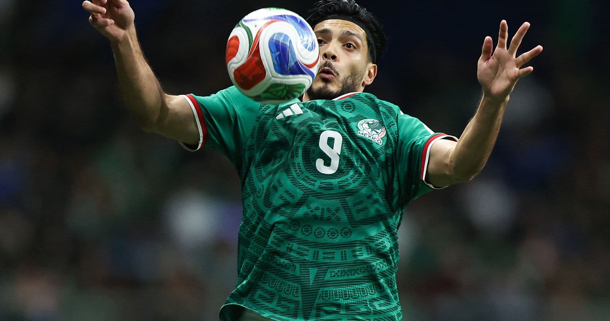 Jugador de México controlando el balón