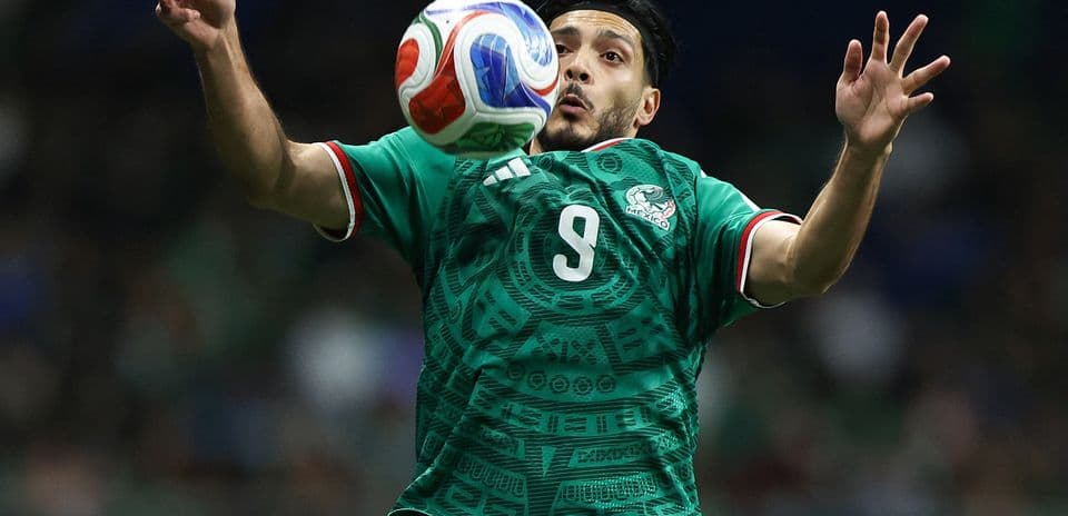 Jugador de México controlando el balón
