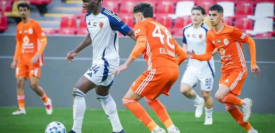 Jugadores de Ittihad Kalba U23 en acción