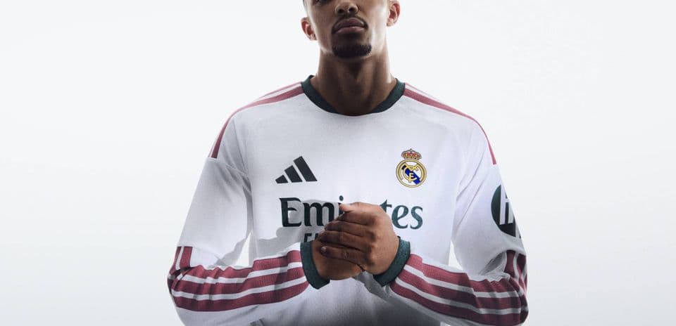 Jugador de Real Madrid en camiseta blanca posando