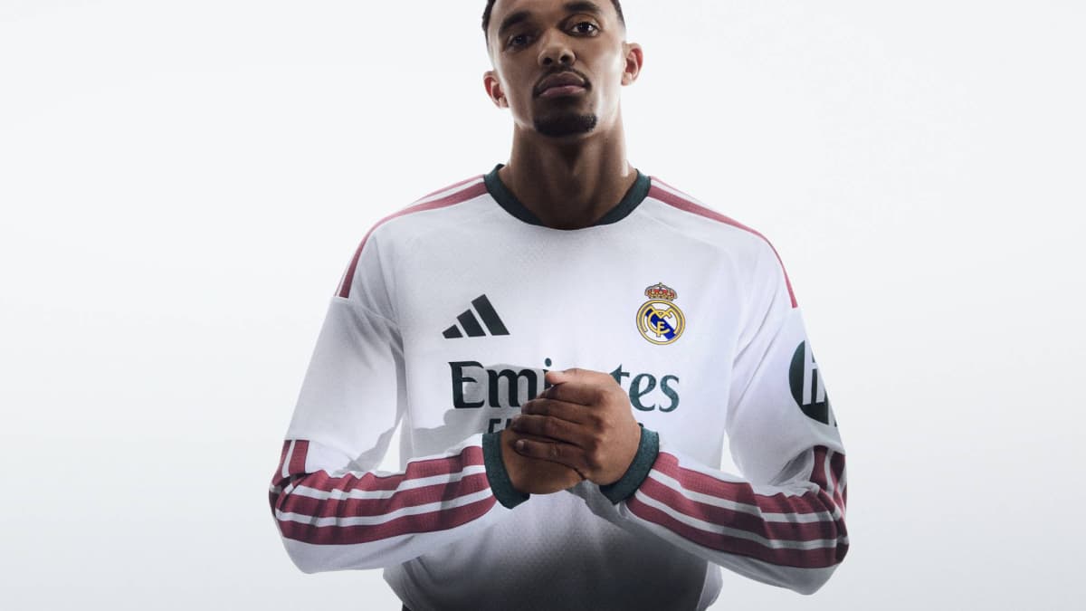 Jugador de Real Madrid en camiseta blanca posando