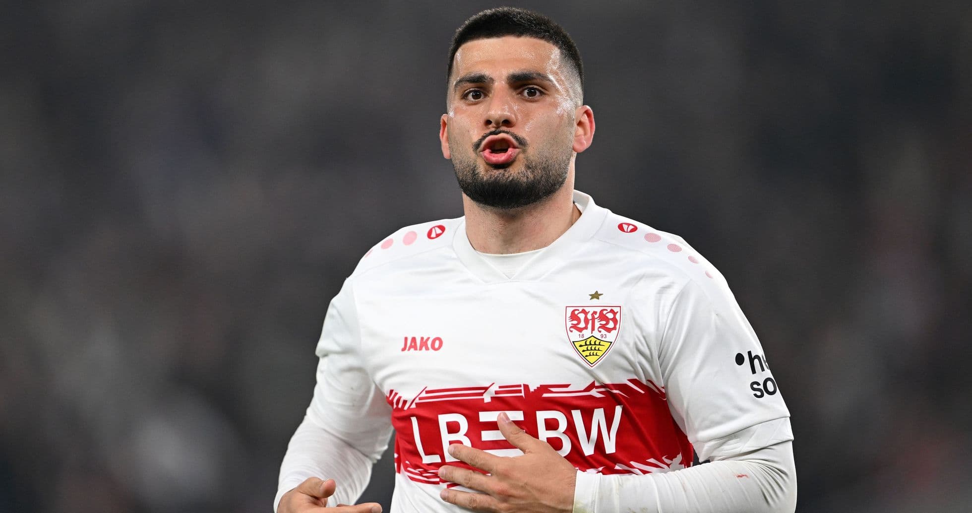 Jugador del VfB Stuttgart celebrando en el campo