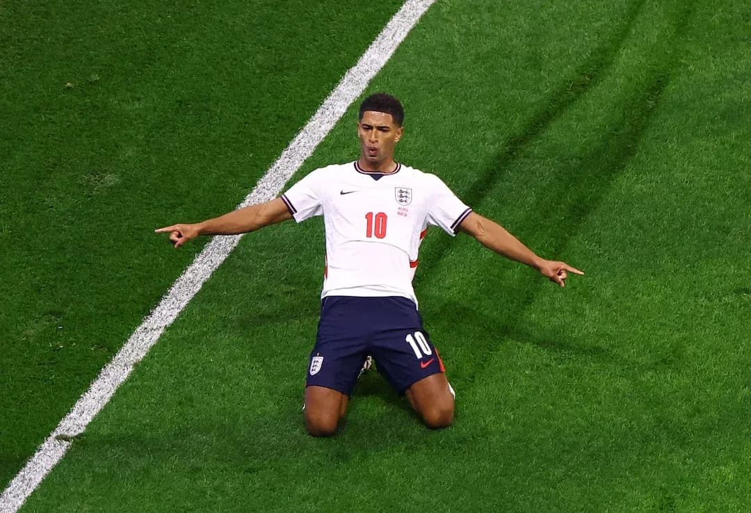 Jugador inglés celebrando un gol en el partido