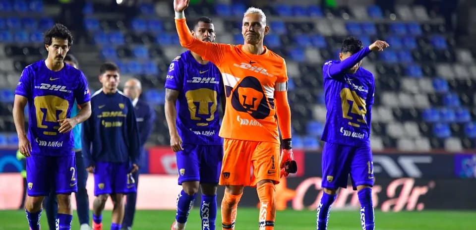 Jugadores de Pumas celebrando después del partido