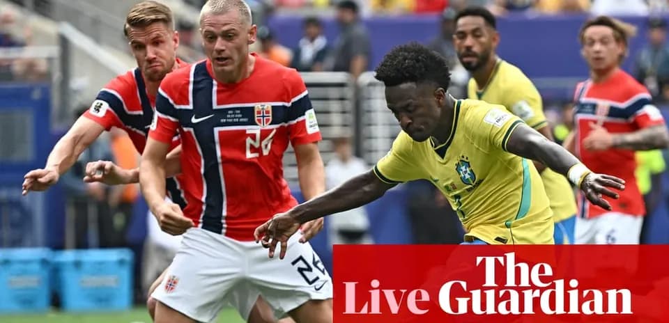 Jugador de Brasil driblando a dos defensores noruegos