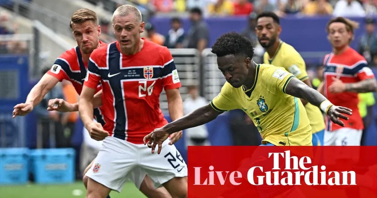 Jugador de Brasil driblando a dos defensores noruegos