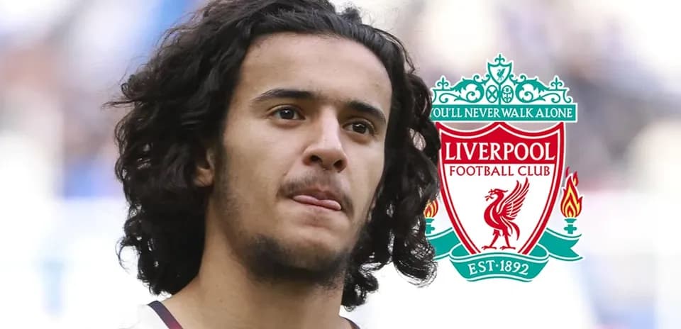 Jugador de Liverpool con cabello rizado en primer plano