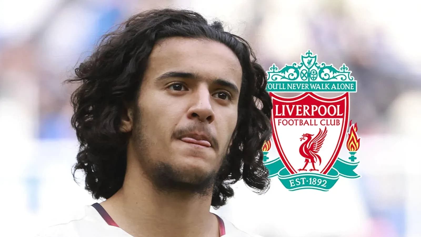 Jugador de Liverpool con cabello rizado en primer plano