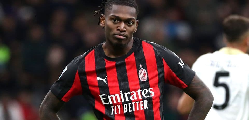 Jugador de AC Milan en uniforme de rayas rojas y negras