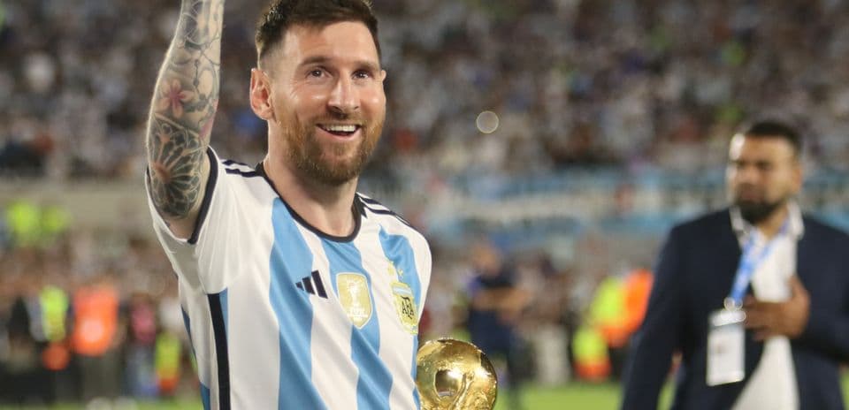 Lionel Messi levantando la copa del mundo en celebración
