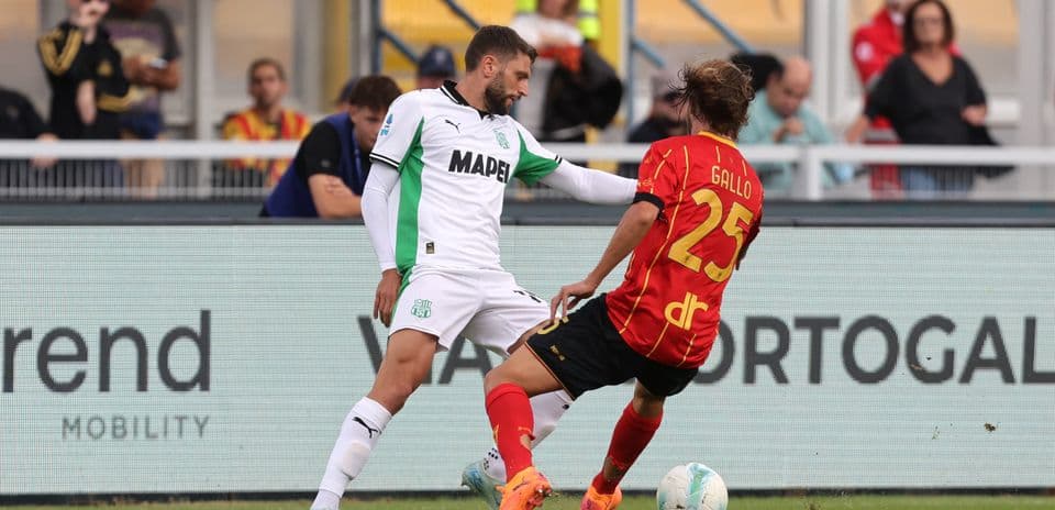 Jugador de Sassuolo compitiendo contra Lecce