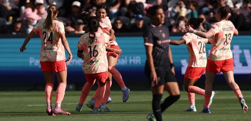 Jugadoras celebrando un gol en el partido